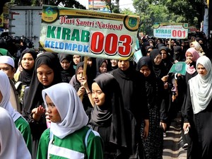 Keseruan Santri di Bandung Turun ke Jalan Peringati HSN 2024