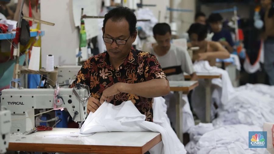 Sejumlah pekerja menyelesaikan kaos pesanan di konveksi Sinergi Adv kawasan Serengseng Sawah, Jakarta, Rabu (23/10/2024). (CNBC Indonesia/Muhammad Sabki)