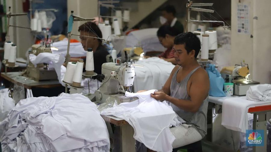Sejumlah pekerja menyelesaikan kaos pesanan di konveksi Sinergi Adv kawasan Serengseng Sawah, Jakarta, Rabu (23/10/2024). (վ/Muhammad Sabki)