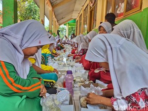 Cerianya Nazwa dan Nurul Terima Makan Siang Bergizi