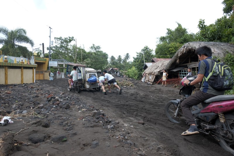 Suasana pasca Badai Tropis Trami menghantam kota Guinobata di provinsi Albay, Filipina, Rabu (23/10/2024). (AP Photo/John Michael Magdasoc)