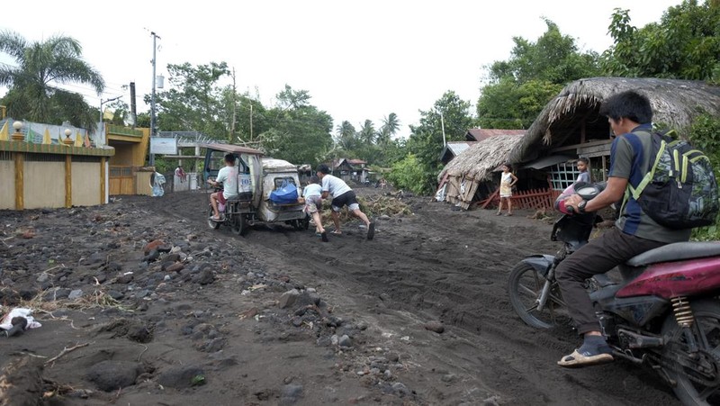 Suasana pasca Badai Tropis Trami menghantam kota Guinobata di provinsi Albay, Filipina, Rabu (23/10/2024). (AP Photo/John Michael Magdasoc)