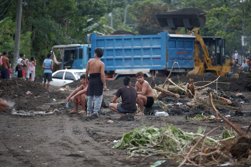Suasana pasca Badai Tropis Trami menghantam kota Guinobata di provinsi Albay, Filipina, Rabu (23/10/2024). (AP Photo/John Michael Magdasoc)