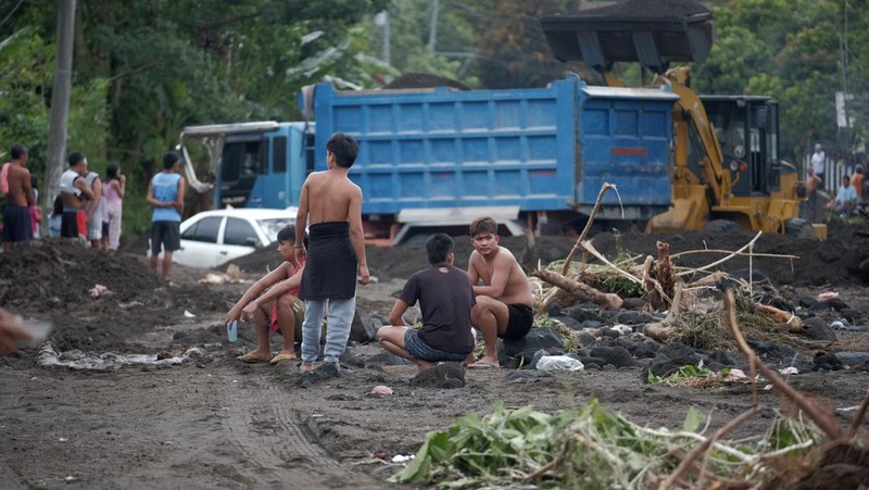 Suasana pasca Badai Tropis Trami menghantam kota Guinobata di provinsi Albay, Filipina, Rabu (23/10/2024). (AP Photo/John Michael Magdasoc)