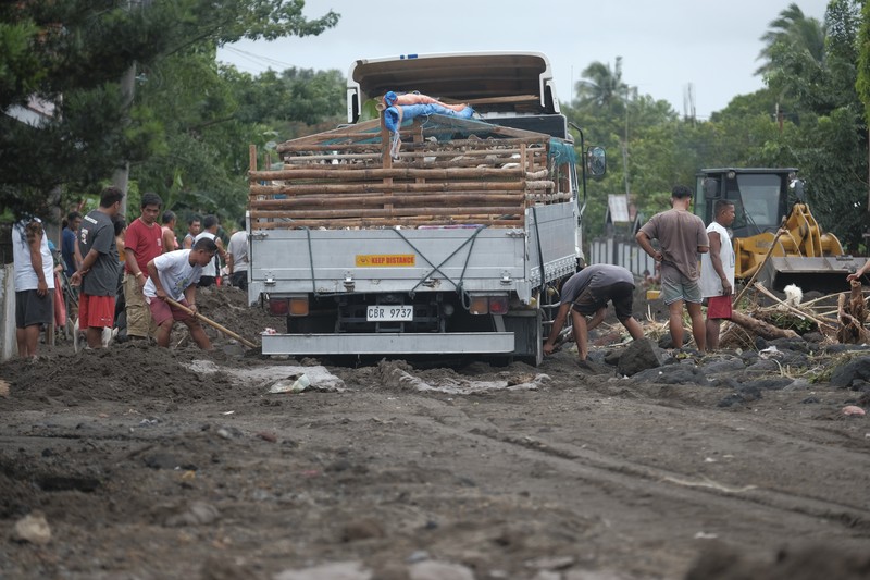 Suasana pasca Badai Tropis Trami menghantam kota Guinobata di provinsi Albay, Filipina, Rabu (23/10/2024). (AP Photo/John Michael Magdasoc)