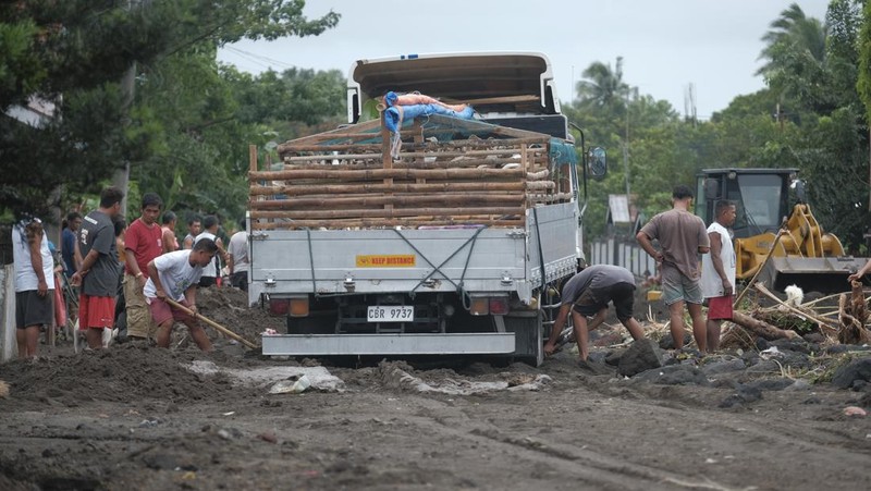 Suasana pasca Badai Tropis Trami menghantam kota Guinobata di provinsi Albay, Filipina, Rabu (23/10/2024). (AP Photo/John Michael Magdasoc)