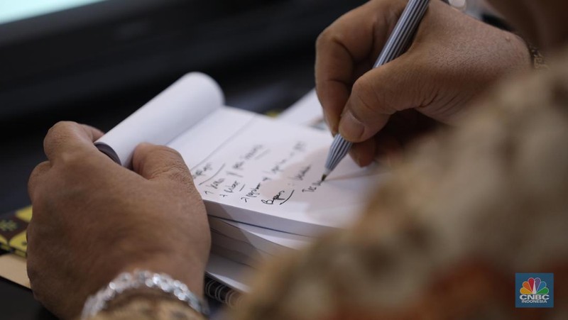 Presiden Prabowo Subianto memimpin rapat kabinet perdana masa jabatan 2024-2029 di Istana Merdeka, Jakarta, Rabu (23/10/2024). (CNBC Indonesia/Tri Susilo)