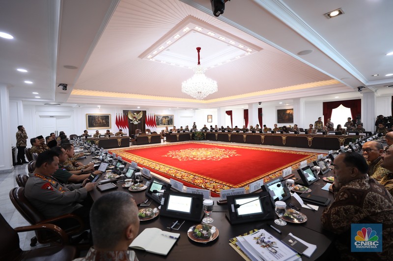 Presiden Prabowo Subianto memimpin rapat kabinet perdana masa jabatan 2024-2029 di Istana Merdeka, Jakarta, Rabu (23/10/2024). (CNBC Indonesia/Tri Susilo)