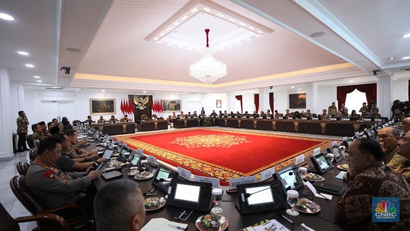 Presiden Prabowo Subianto memimpin rapat kabinet perdana masa jabatan 2024-2029 di Istana Merdeka, Jakarta, Rabu (23/10/2024). (CNBC Indonesia/Tri Susilo)