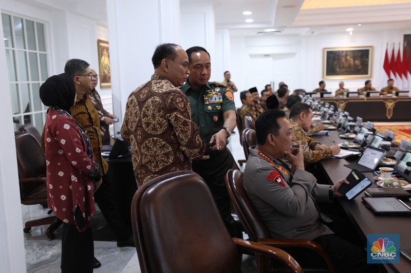 Presiden Prabowo Subianto memimpin rapat kabinet perdana masa jabatan 2024-2029 di Istana Merdeka, Jakarta, Rabu (23/10/2024). (CNBC Indonesia/Tri Susilo)