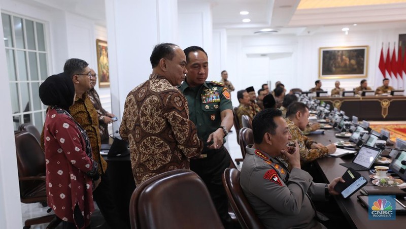 Presiden Prabowo Subianto memimpin rapat kabinet perdana masa jabatan 2024-2029 di Istana Merdeka, Jakarta, Rabu (23/10/2024). (CNBC Indonesia/Tri Susilo)