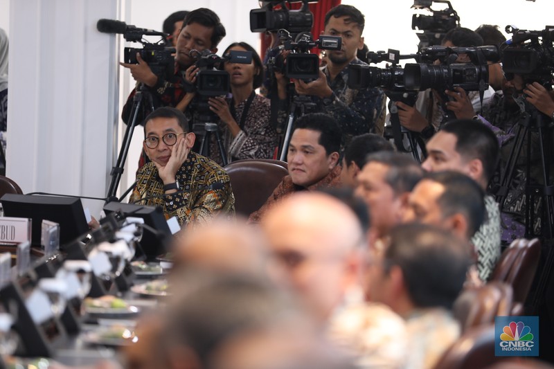 Presiden Prabowo Subianto memimpin rapat kabinet perdana masa jabatan 2024-2029 di Istana Merdeka, Jakarta, Rabu (23/10/2024). (CNBC Indonesia/Tri Susilo)