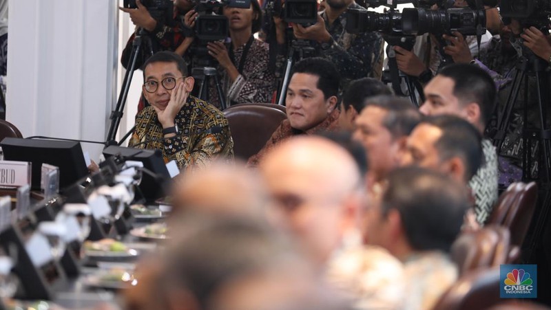 Presiden Prabowo Subianto memimpin rapat kabinet perdana masa jabatan 2024-2029 di Istana Merdeka, Jakarta, Rabu (23/10/2024). (CNBC Indonesia/Tri Susilo)