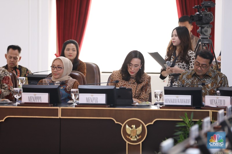 Presiden Prabowo Subianto memimpin rapat kabinet perdana masa jabatan 2024-2029 di Istana Merdeka, Jakarta, Rabu (23/10/2024). (CNBC Indonesia/Tri Susilo)