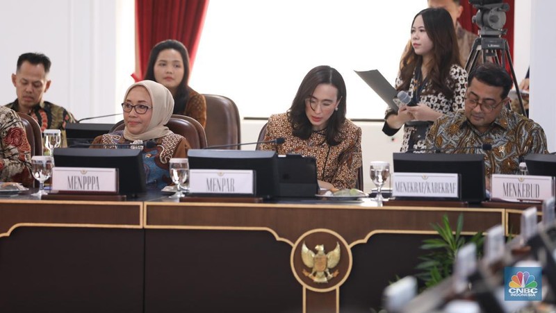 Presiden Prabowo Subianto memimpin rapat kabinet perdana masa jabatan 2024-2029 di Istana Merdeka, Jakarta, Rabu (23/10/2024). (CNBC Indonesia/Tri Susilo)