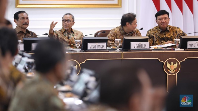 Foto bersama Presiden Prabowo Subianto dan Wakil Presiden Gibran Rakabuming Raka bersama para Menteri Kabinet Merah Putih di Istana Negara, Jakarta, Senin (21/10/2024). (CNBC Indonesia/Tri Susilo)