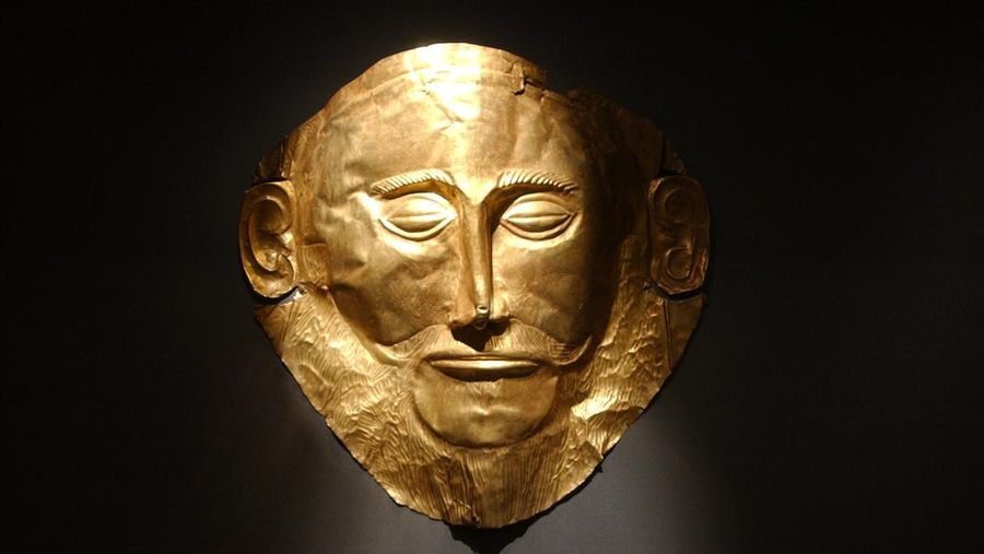 Topeng kematian emas, yang dikenal sebagai topeng Agamemnon, dipamerkan di Museum Arkeologi Nasional Athena pada hari Kamis, 24 Juni 2004. (AP Photo/Thanassis Stavrakis)