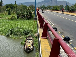 Uji Beban Jembatan Semampir Kota Kediri Tertunda gegara Eceng Gondok
