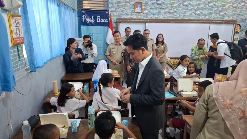 Wakil Presiden Gibran Rakabuming Raka blusukan dengan meninjau uji coba program makan bergizi gratis di SDN 03 Menteng, Jakarta pada Selasa (21/10/2024) pagi. (Dok. Detikcom/Brigitta Belia)