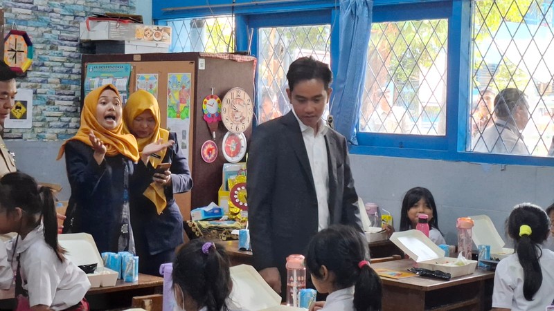 Wakil Presiden Gibran Rakabuming Raka blusukan dengan meninjau uji coba program makan bergizi gratis di SDN 03 Menteng, Jakarta pada Selasa (21/10/2024) pagi. Wakil Presiden Gibran Rakabuming Raka blusukan dengan meninjau uji coba program makan bergizi gratis di SDN 03 Menteng, Jakarta pada Selasa (21/10/2024) pagi. (Dok. Detikcom/Brigitta Belia)