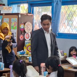 Bak Jokowi, Momen Gibran 'Blusukan' Langsung Uji Coba Makan Gratis