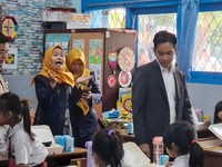 Bak Jokowi, Momen Gibran 'Blusukan' Langsung Uji Coba Makan Gratis