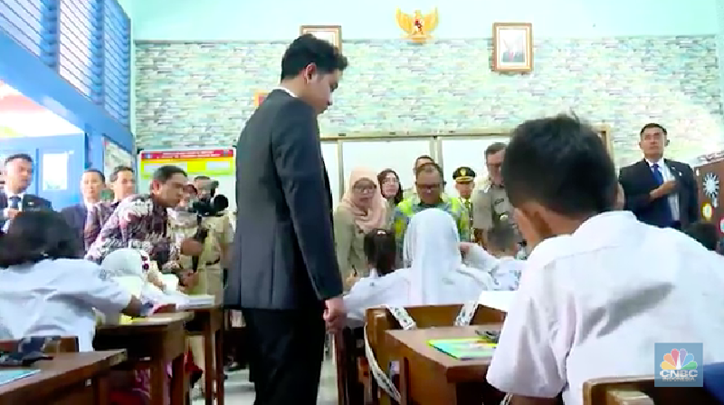 Wakil Presiden Gibran Rakabuming Raka blusukan dengan meninjau uji coba program makan bergizi gratis di SDN 03 Menteng, Jakarta pada Selasa (21/10/2024) pagi. (Dok. Detikcom/Brigitta Belia)