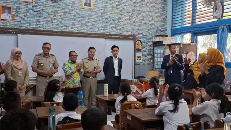 Wakil Presiden Gibran Rakabuming Raka blusukan dengan meninjau uji coba program makan bergizi gratis di SDN 03 Menteng, Jakarta pada Selasa (21/10/2024) pagi. (Dok. Detikcom/Brigitta Belia)