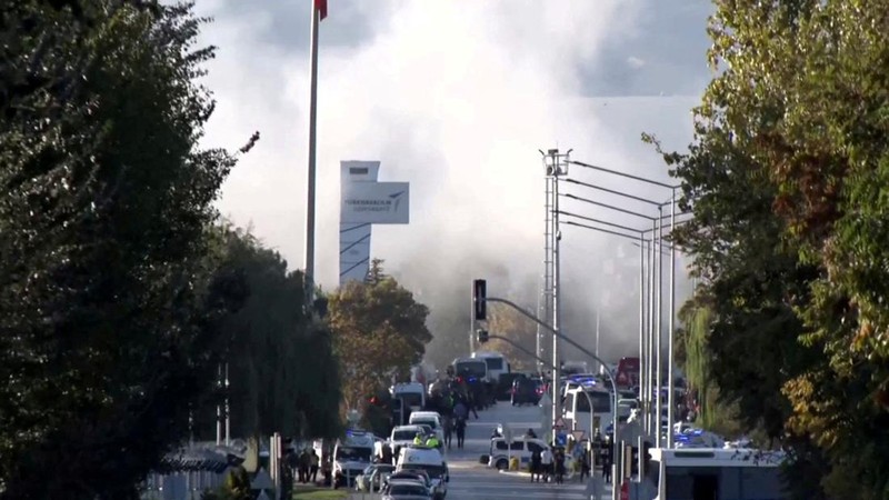 Dalam gambar yang diambil dari video kamera keamanan menunjukkan dua orang membawa senjata api dan ransel saat melakukan serangan di lokasi perusahaan kedirgantaraan dan pertahanan milik negara Turki (TUSAS), di pinggiran Ankara, Turki, Rabu 23 Oktober 2024. (Validated UGC via AP)