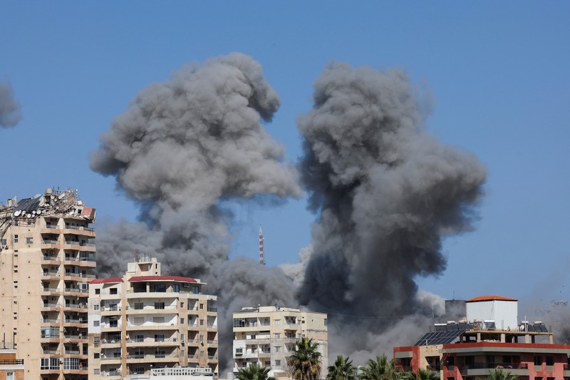 Asap mengepul di atas kota pelabuhan Tyre yang terdaftar di UNESCO setelah serangan Israel, di tengah permusuhan yang sedang berlangsung antara Hizbullah dan pasukan Israel, Lebanon selatan, 23 Oktober 2024. (REUTERS/Aziz Taher)