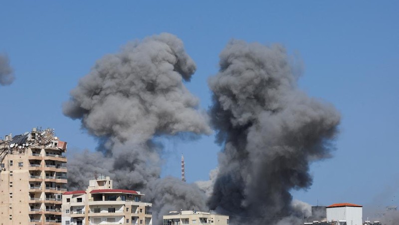 Asap mengepul di atas kota pelabuhan Tyre yang terdaftar di UNESCO setelah serangan Israel, di tengah permusuhan yang sedang berlangsung antara Hizbullah dan pasukan Israel, Lebanon selatan, 23 Oktober 2024. (REUTERS/Aziz Taher)