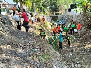 Ratusan Siswa SDN Kowel 3 Pamekasan Bersih-bersih Sungai