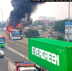 Detik-Detik Bus Pariwisata Bawa Rombongan Anak TK Terbakar di Tol