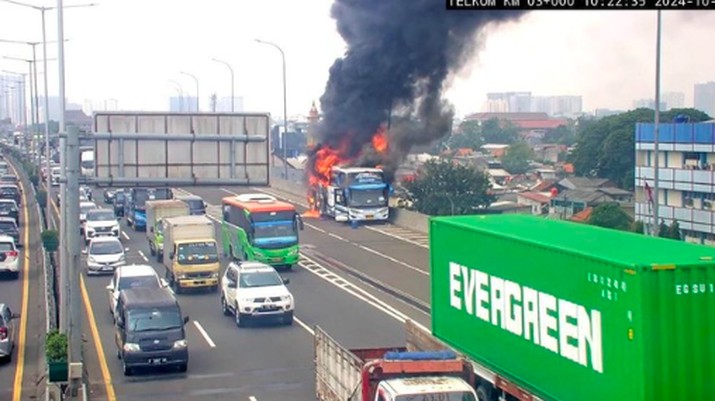 Bus pariwisata yang mengangkut 58 anak TK terbakar di Tol Wiyoto WIyono. (Dok. Istimewa)