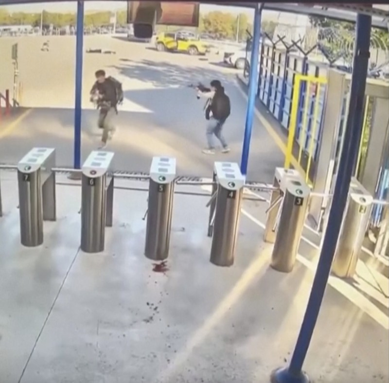 Dalam gambar yang diambil dari video kamera keamanan menunjukkan dua orang membawa senjata api dan ransel saat melakukan serangan di lokasi perusahaan kedirgantaraan dan pertahanan milik negara Turki (TUSAS), di pinggiran Ankara, Turki, Rabu 23 Oktober 2024. (Validated UGC via AP)