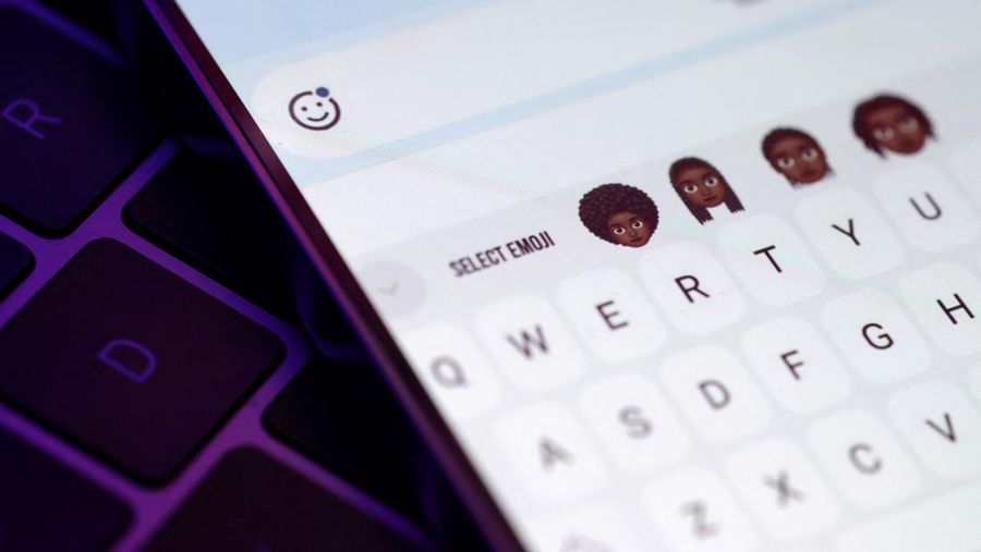 Emoji yang menampilkan kepang, kepang rambut, dan rambut afro, digambar oleh anggota Rise.365 Dante, Jayzik, Rafael, dan Reanna di Rise 365 Youth Club di Hackney, dan didigitalkan oleh Desainer Junior Good Relations, Vanita Brown. (REUTERS/Dado Ruvic)