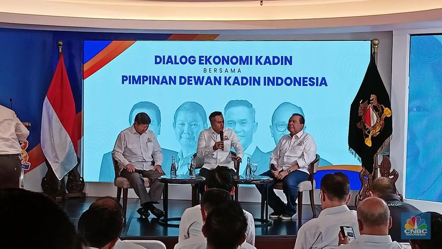 Founder & Chairman CT Corp, CHairul Tanjung menghadiri Dialog Ekonmi Kadin bersama pimpinan Dewan Kadin Indonesia di Menara Kadin, Rabu (23/10/2024). (CNBC Indonesia/Ferry Sandi)