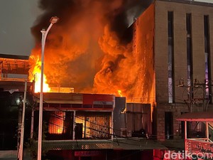 Terdengar Suara Ledakan di Lokasi Kebakaran Ruko di Mampang Jaksel