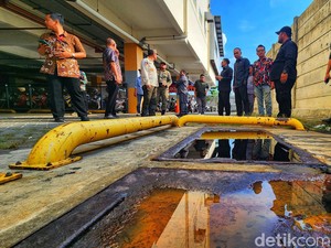 Komisi II DPRD Sukabumi Disambut Air Berbau Saat Sidak di Supermarket