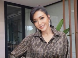 Maia Estianty Pastikan Pulang ke Indonesia saat Al Ghazali Nikah Maia Estianty Pastikan Pulang ke Indonesia saat Al Ghazali Nikah