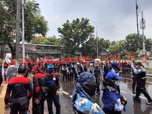 Massa Buruh Demo di Patung Kuda, Jl Merdeka Barat ke Arah Istana Ditutup