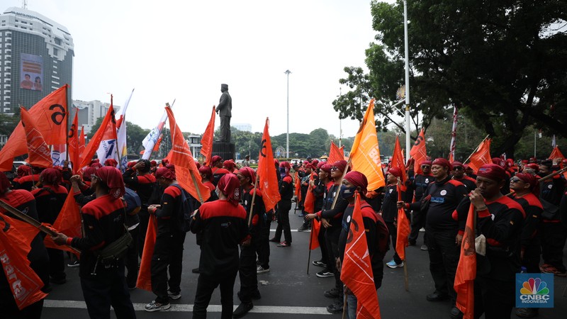 Massa buruh dari 14 konfederasi dan federasi serikat buruh tingkat nasional turun ke jalan hari ini, Kamis (24/10/2024) di kawasan Monas dan Sekitar Istana Negara, Jakarta. Massa buruh dari 14 konfederasi dan federasi serikat buruh tingkat nasional turun ke jalan hari ini, Kamis (24/10/2024) di kawasan Monas dan Sekitar Istana Negara, Jakarta. (CNBC Indonesia/Tri Susilo)