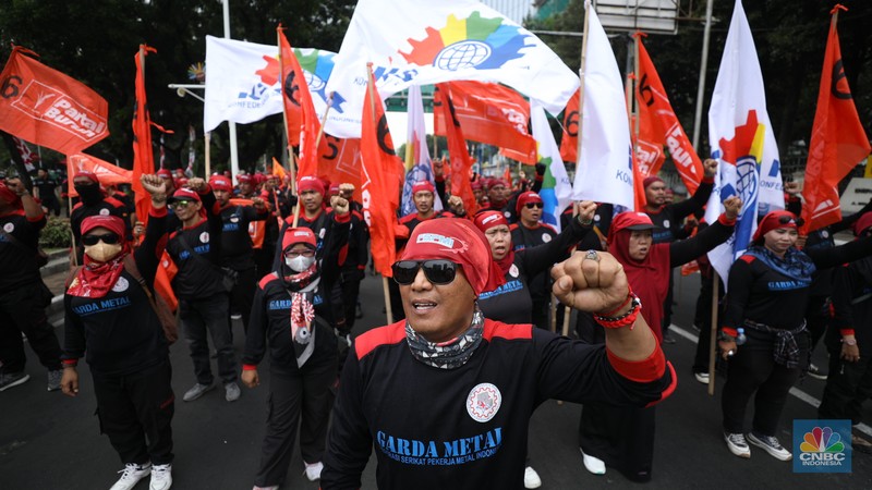 Massa buruh dari 14 konfederasi dan federasi serikat buruh tingkat nasional turun ke jalan hari ini, Kamis (24/10/2024) di kawasan Monas dan Sekitar Istana Negara, Jakarta. Massa buruh dari 14 konfederasi dan federasi serikat buruh tingkat nasional turun ke jalan hari ini, Kamis (24/10/2024) di kawasan Monas dan Sekitar Istana Negara, Jakarta. (CNBC Indonesia/Tri Susilo)