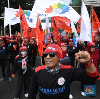 'Lautan Merah Hitam' Demo Buruh di Patung Kuda-Minta UMP 2025 Naik 10%