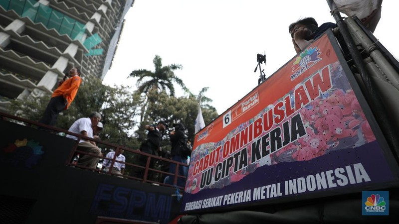 Massa buruh dari 14 konfederasi dan federasi serikat buruh tingkat nasional turun ke jalan hari ini, Kamis (24/10/2024) di kawasan Monas dan Sekitar Istana Negara, Jakarta. (CNBC Indonesia/Tri Susilo)