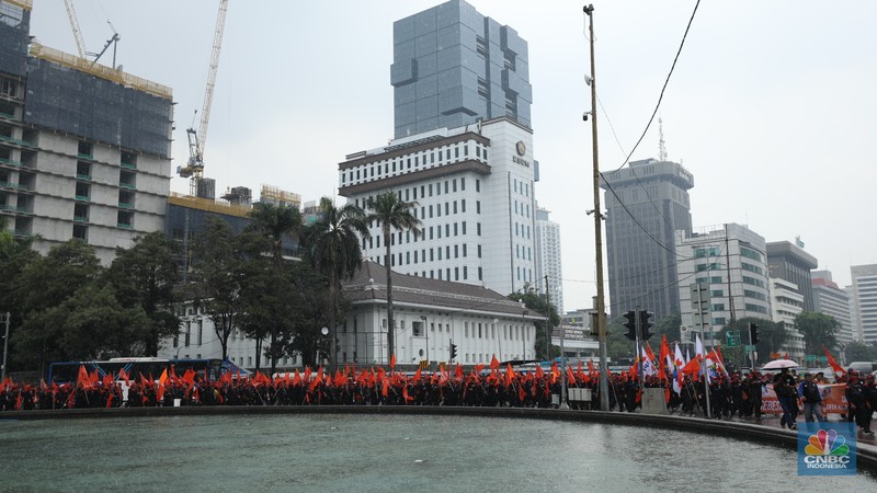 Massa buruh dari 14 konfederasi dan federasi serikat buruh tingkat nasional turun ke jalan hari ini, Kamis (24/10/2024) di kawasan Monas dan Sekitar Istana Negara, Jakarta. Massa buruh dari 14 konfederasi dan federasi serikat buruh tingkat nasional turun ke jalan hari ini, Kamis (24/10/2024) di kawasan Monas dan Sekitar Istana Negara, Jakarta. (CNBC Indonesia/Tri Susilo)