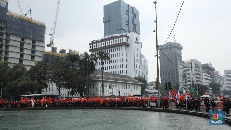 Massa buruh dari 14 konfederasi dan federasi serikat buruh tingkat nasional turun ke jalan hari ini, Kamis (24/10/2024) di kawasan Monas dan Sekitar Istana Negara, Jakarta. (CNBC Indonesia/Tri Susilo)