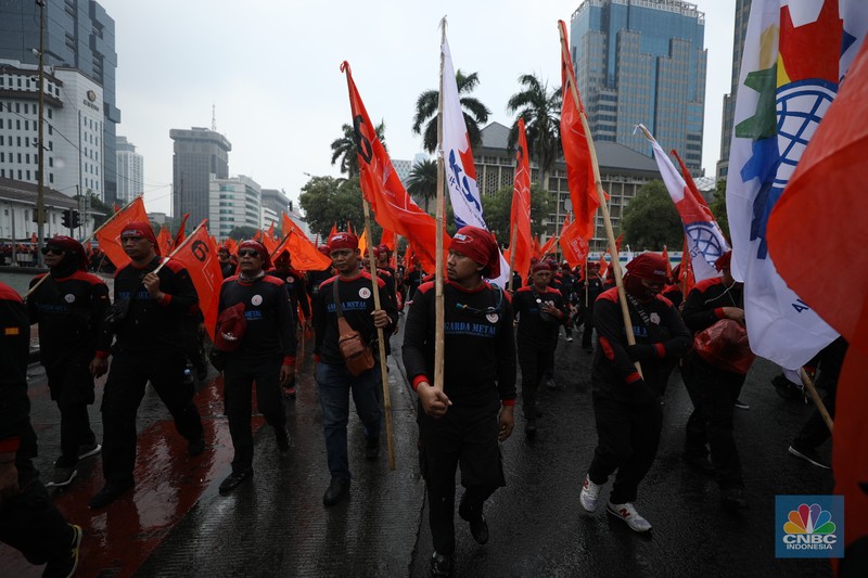 Massa buruh dari 14 konfederasi dan federasi serikat buruh tingkat nasional turun ke jalan hari ini, Kamis (24/10/2024) di kawasan Monas dan Sekitar Istana Negara, Jakarta. Massa buruh dari 14 konfederasi dan federasi serikat buruh tingkat nasional turun ke jalan hari ini, Kamis (24/10/2024) di kawasan Monas dan Sekitar Istana Negara, Jakarta. (CNBC Indonesia/Tri Susilo)