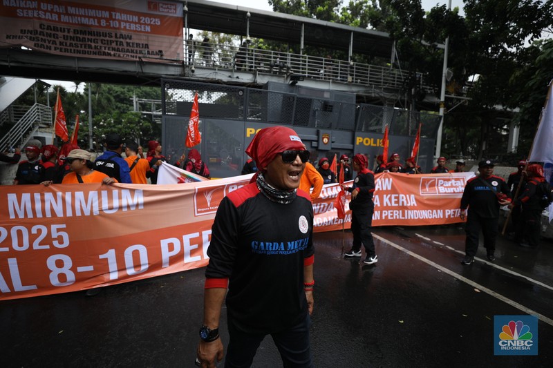 Massa buruh dari 14 konfederasi dan federasi serikat buruh tingkat nasional turun ke jalan hari ini, Kamis (24/10/2024) di kawasan Monas dan Sekitar Istana Negara, Jakarta. Massa buruh dari 14 konfederasi dan federasi serikat buruh tingkat nasional turun ke jalan hari ini, Kamis (24/10/2024) di kawasan Monas dan Sekitar Istana Negara, Jakarta. (CNBC Indonesia/Tri Susilo)