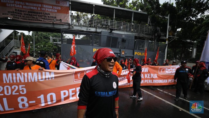 Massa buruh dari 14 konfederasi dan federasi serikat buruh tingkat nasional turun ke jalan hari ini, Kamis (24/10/2024) di kawasan Monas dan Sekitar Istana Negara, Jakarta. (CNBC Indonesia/Tri Susilo)